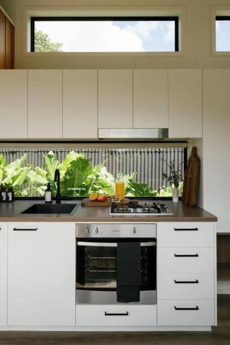 The Nest, Tiny House With A View. Byron Hinterland Holiday home Clunes